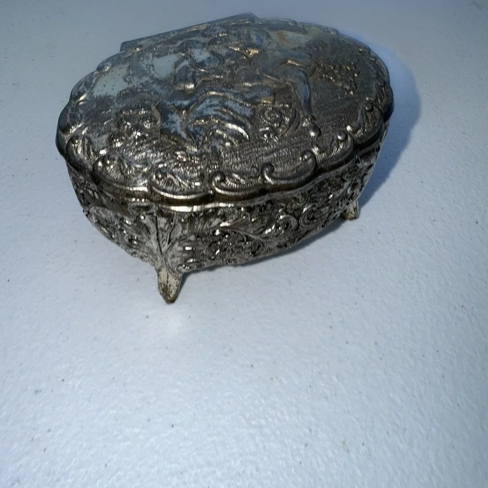 VTG Silver Plated Victorian Romance Trinket Box With Feet‎ Red Velvet Inside